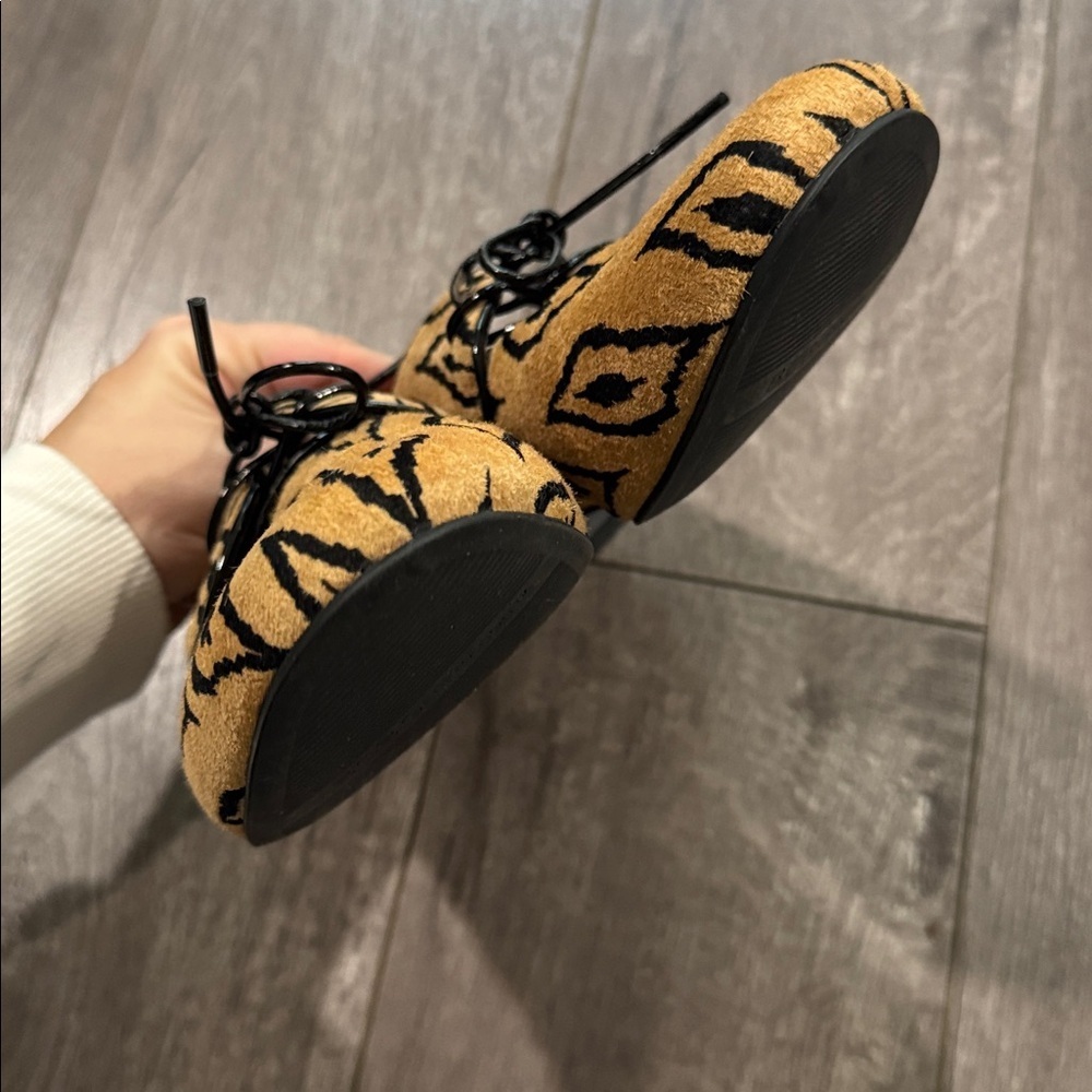BCBG printed loafers size 8 - Picture 2 of 6